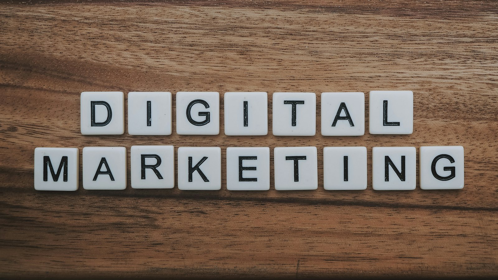 אריחי אותיות לבנים על עץ שמרכיבים Digital Marketing